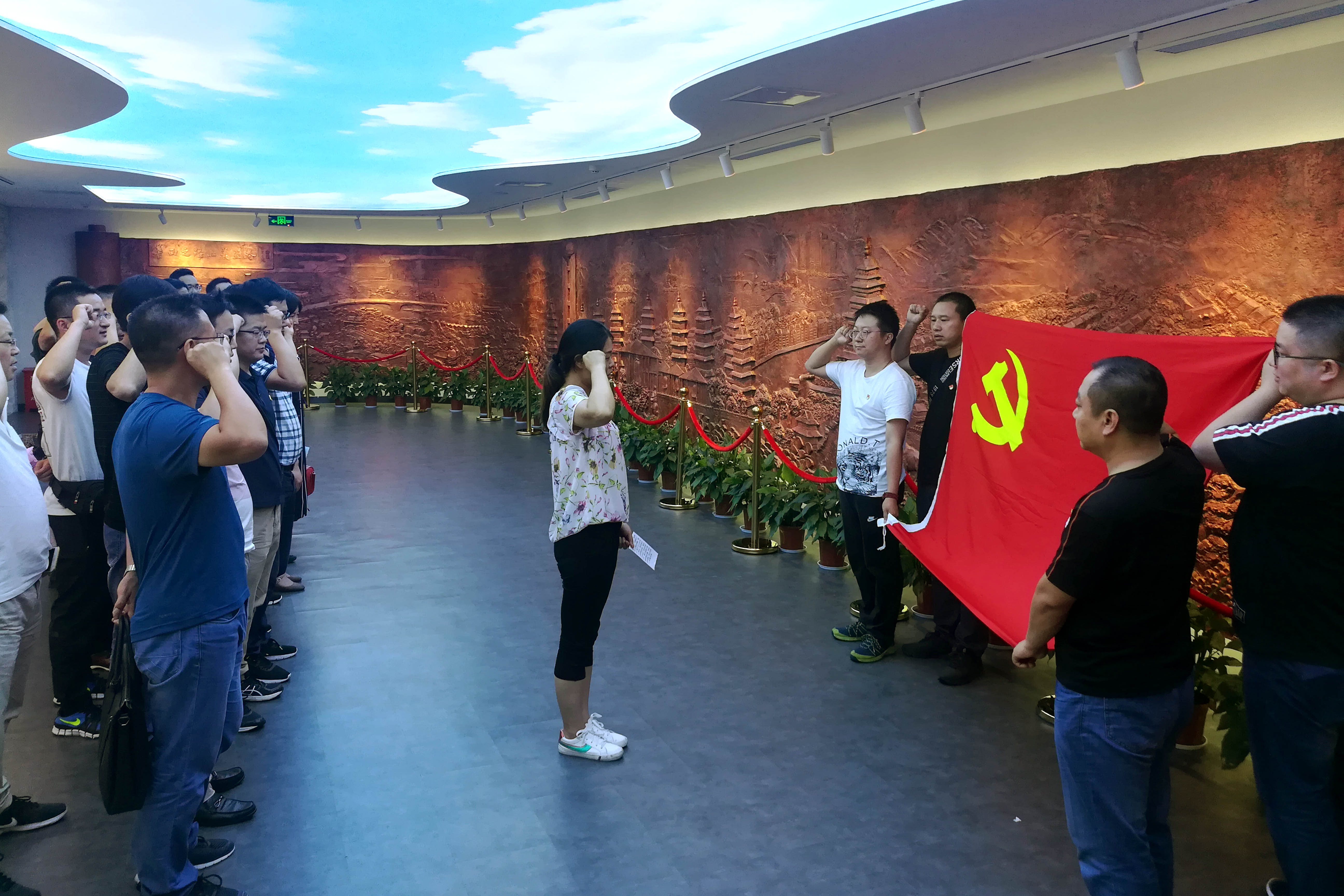 不忘初心、艰辛斗争，兴发娱乐电缆党委组织党员同志赴华西村旅行学习