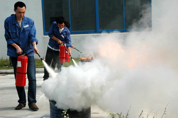 兴发娱乐举行消防知识培训和模拟演练