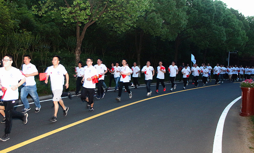 不忘初心 逐梦奔驰——兴发娱乐电缆举行“学党史、跟党走、铭党恩”夜跑活动
